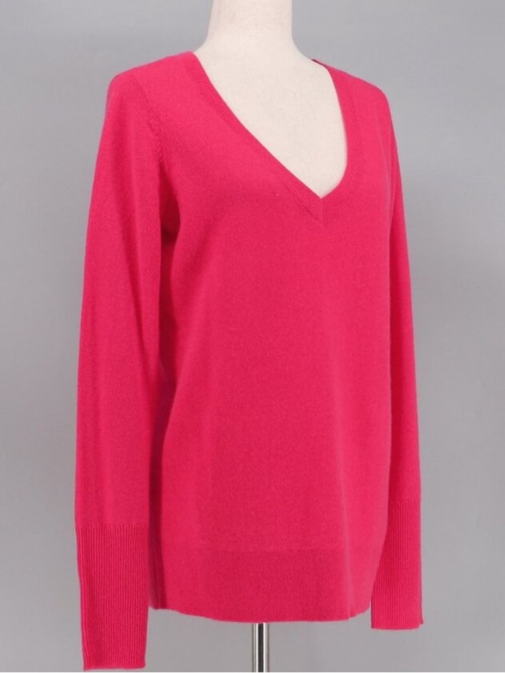 Halogen 100% cashmere v-neck sweater in vibrant guava pink sz Small